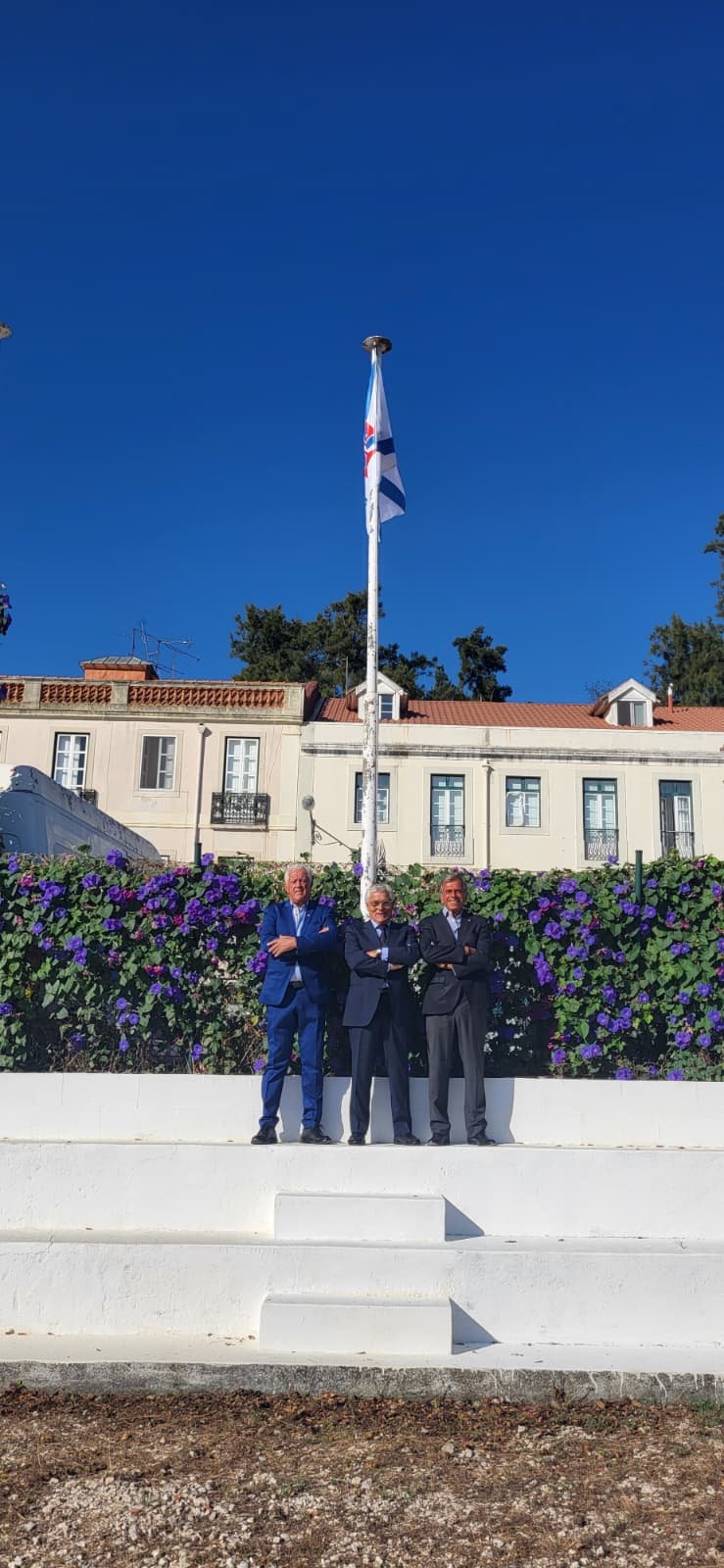 Vítor Domingos, Pedro Mascarenhas Santos e Paulo Peters junto à bandeira do Belenenses
