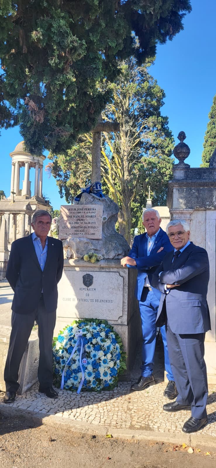 Paulo Peters, Vítor Domingos e Pedro Mascarenhas Santos junto ao túmulo de homenagem do Belenenses