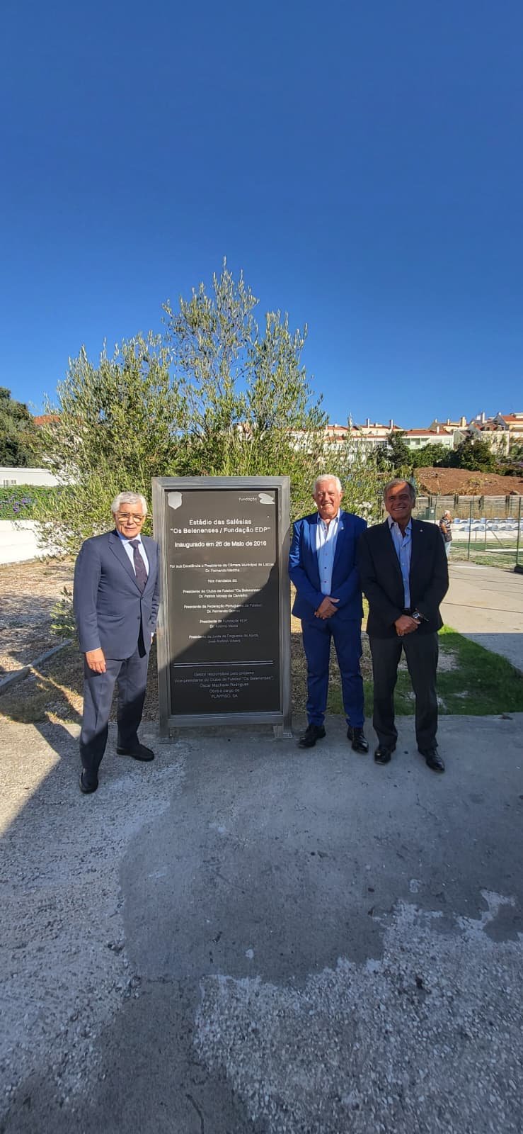 Vítor Domingos, Pedro Mascarenhas Santos e Paulo Peters junto à placa do Estádio das Salésias