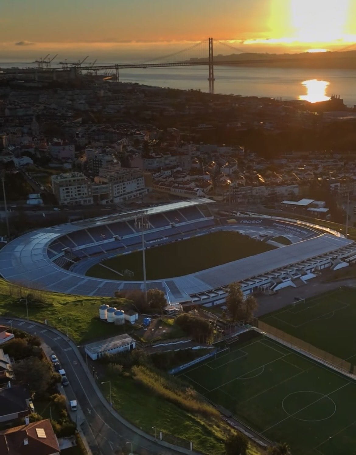 Vista aérea do complexo do Estádio do Restelo ao pôr do sol